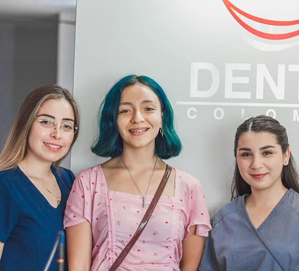 Dentistas y cliente sonriente den dental Colombia La Paz BCS